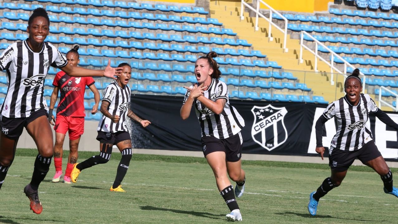 Wesley preparando cruzamento contra o Bahia