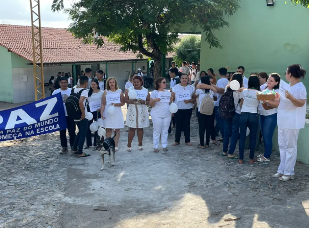 Menino que pretendia levar arma de brinquedo para a escola é